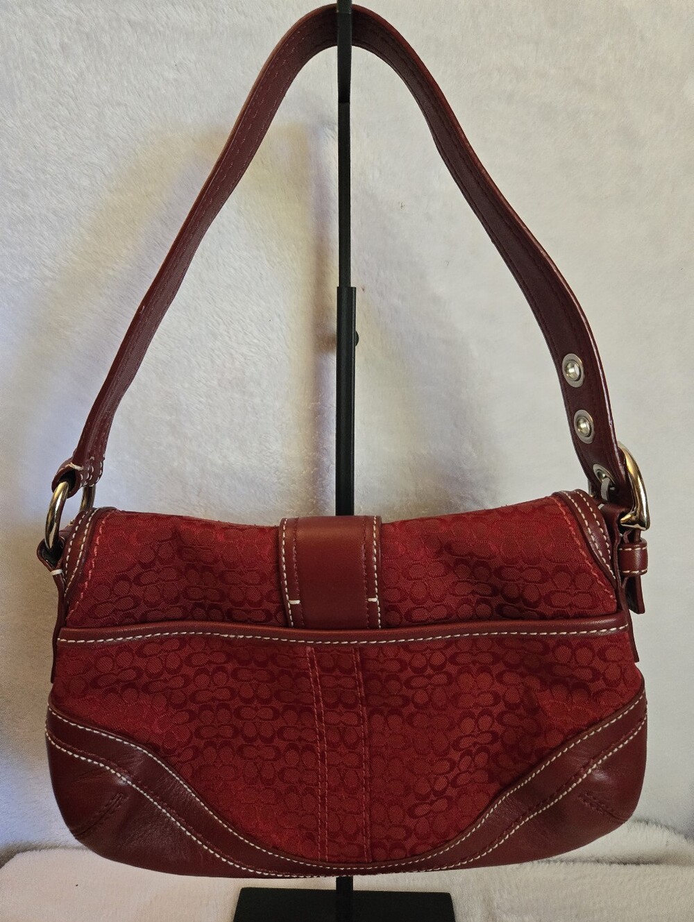 ✨️Coach Red Women's Shoulder Bag with Buckle Accent - Picture 2 of 9